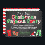 Invitación del Partido Pajama navidades - Chalkboa<br><div class="desc">Esta divertida y festiva invitación a los Navidades Fiesta Pajama estilo pizarra es perfecta para cualquier evento temático de Navidades pajama! Este diseño presenta un fondo de pizarra, letras de motivos de color Navidades brillantes y gráficos y ilustraciones de Navidades divertidos a lo largo de la parte inferior, como pijamas...</div>