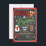 Invitación del partido Pizza y Pajamas navidades<br><div class="desc">Impresionante y adorable,  esta pizza de Navidades y la invitación a dormir a pijamas es ideal para divertidas fiestas de cumpleaños para niños de todas las edades. Características invitadas gráficos festivos,  divertidos y brillantes sobre un fondo falso de pizarra</div>