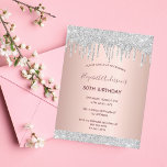 Invitación del purpurina rosa de oro de plata de f<br><div class="desc">Una invitación moderna, elegante y glamurosa para una fiesta de cumpleaños número 50 (o cualquier edad) de una mujer. Un falso fondo metálico rosa dorado con un elegante goteo de purpurina plateado falso, pinta goteo. El nombre está escrito con un guión moderno de estilo con letras de color rosa oscuro...</div>