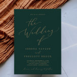 Invitación Delicada caligrafía de oro | Verde El Boda De<br><div class="desc">Esta delicada caligrafía dorada de invitación a la boda verde es perfecta para un boda moderno. El romántico diseño minimalista presenta una encantadora y elegante tipografía de champán amarillo dorado sobre un fondo verde esmeralda con un aspecto limpio y sencillo.</div>