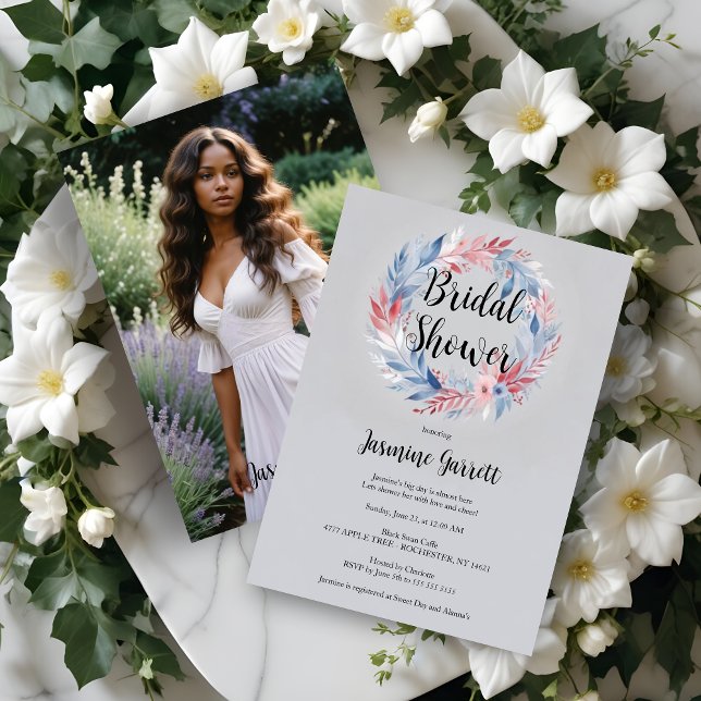 Invitación Delicate Grey Wreath Flowers Feathers & Leaves (Delicate Grey Wreath Flowers Feathers & Leaves Bridal Shower Invitations Cards. )