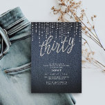 Invitación Denim Diamond Purpurina Drips 30 cumpleaños modern<br><div class="desc">Un sencillo, moderno, elegante y moda plantilla de 30 años de invitación a una fiesta de cumpleaños con fondo de denim, la palabra TREINTA cubierta de diamantes blancos (diamantes simulados, no reales) y en escritura moderna de caligrafía, y tipografía en blanco, así como una cortina de diamantes de imitación y...</div>
