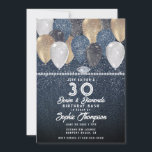 Invitación Denim Diamonds Balloon Sparkle 30th Birthday Fiest<br><div class="desc">Una invitación a la fiesta de cumpleaños sencilla, moderna, elegante y de moda, con un tema de "denim" y "diamante" que mezcla otra temática de moda: globos, en denim, dorado y blanco con finos destellos (un efecto digital). Presenta un fondo de denim, el número 30 en negrita y tipografía en...</div>
