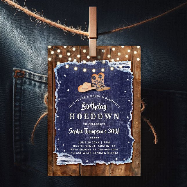 Invitación Denim Diamonds Western Rustic Hoedown Cumpleaños (denim diamonds birthday party hoedown invitation rustic wood blue white cowgirl boots hat lights)