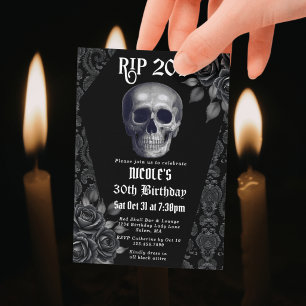Invitación DEP 20s Cráneo Gótico Negro y Blanco Cumpleaños 30
