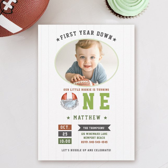 Invitación Deporte de fútbol primer año niño de primer cumple (first year down football birthday invitation photo sports boy green boy 1st party)