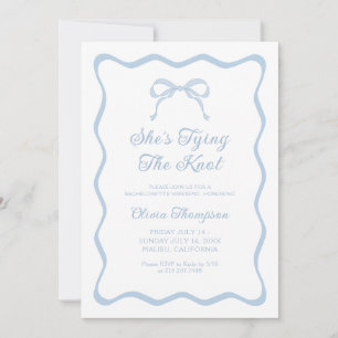 Invitación Despedida de soltera con lazo azul Ella está atand