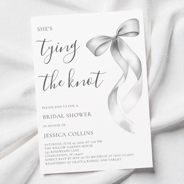 Invitación Despedida de soltera con lazo gris moderno que ell (Modern Gray Bow She's Tying the Knot Bridal Shower Invitation)