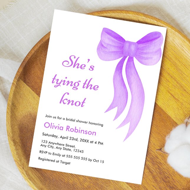 Invitación Despedida de soltera con lazo morado Ella está ata (Purple Bow She's Tying the Knot Bridal Shower Invitation )
