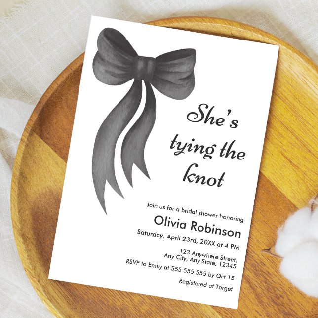 Invitación Despedida de soltera con lazo negro Está atando el (Black Bow She's Tying the Knot Bridal Shower Invitation  )