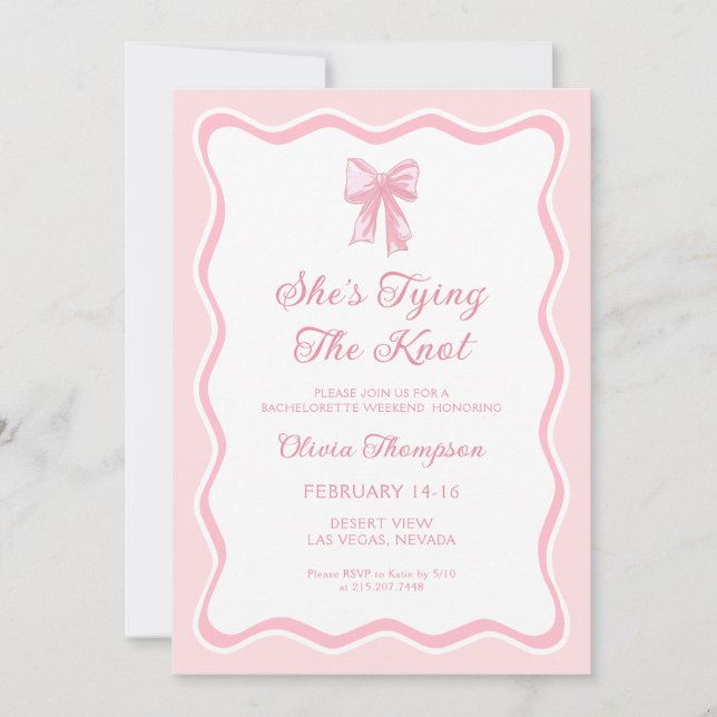 Invitación Despedida de soltera con lazo rosa Ella está atand (Anverso)
