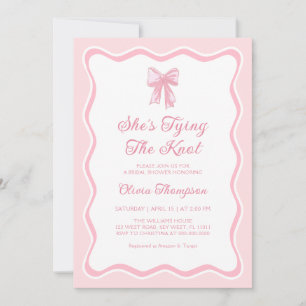 Invitación Despedida de soltera con lazo rosa Ella está atand