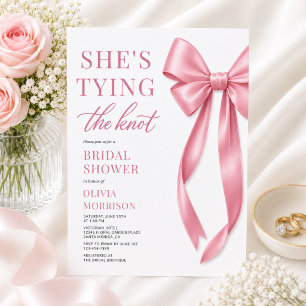 Invitación Despedida de soltera con lazo rosa Ella está atand