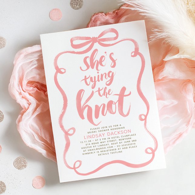 Invitación Despedida de soltera con lazo rosa Ella se casa (Pink Bow She's Tying The Knot Whimsical Playful Fun Bridal Shower Invitation)