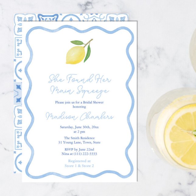 Invitación Despedida de soltera Main Squeeze con borde ondula (Squiggle border Main Squeeze Bridal Shower invitation in blue and white with simple single lemon)
