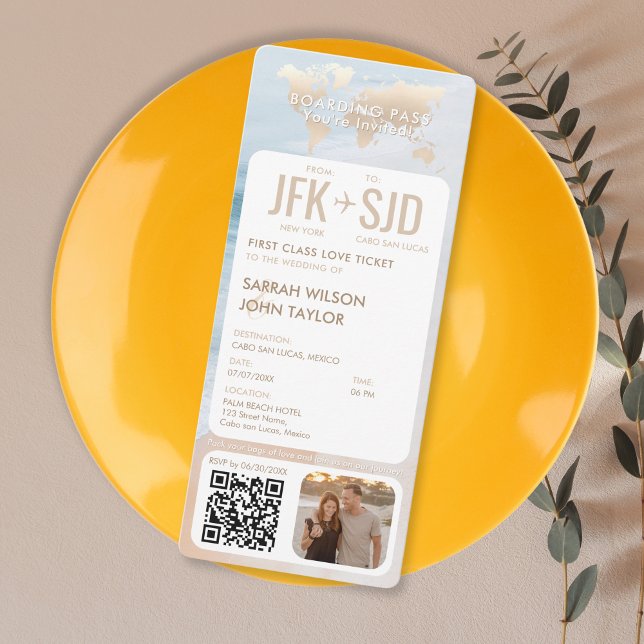Invitación Destino del billete de pases de embarque de playa  (modern vertical boarding pass wedding invitation in beige tones with tropical beach background)
