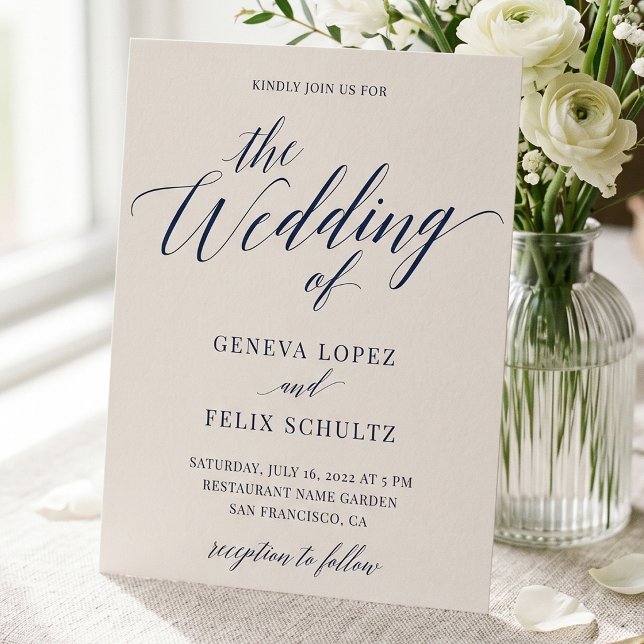 Invitación Detalles de Boda con Letra Script Marfil Elegante (Elegant navy script wedding invitation in a soft ivory floral mockup.)