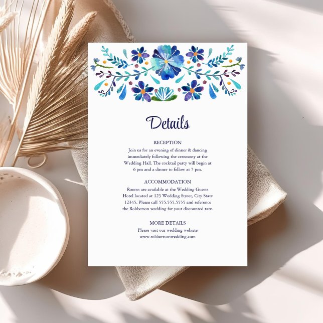 Invitación Detalles del Boda Floral Azul y Blanco Fiesta (Blue and White Floral Fiesta Wedding Details Invitation on a neutral boho table.)