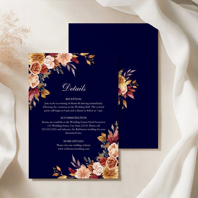 Invitación Detalles del Boda floral Naranja azul y quemado de (Navy Blue & Burnt Orange Floral Wedding Details Invitation on an elegant silky tablecloth)
