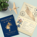 Invitación Día de nacimiento del pasaporte de Aruba, Relieve<br><div class="desc">Invitación al cumpleaños del Relieve metalizado dorado Blue Faux Aruba Passport. Diviértete enviando tu invitación a tu destino de vacaciones de cumpleaños a Aruba! Palmeras, mapa de Aruba y pasaportes divertidos en colores de azul oscuro y elementos falsos de Relieve metalizado dorado. Si desea un determinado lugar o esquema de...</div>