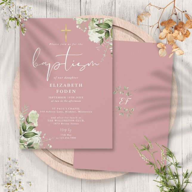 Invitación Día del Bautizo de Flor Monograma Rosa Polvoriento (Dusty Rose Pink Greenery Floral Monogram Baptism Invitation)