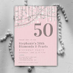 Invitación Diamonds Pearls Vintage Pink Elegant 50 cumpleaños<br><div class="desc">Una moderna, elegante y elegante plantilla de invitaciones para fiestas de 50 años para mujeres con un fondo rosado vintage, texturado, hilos de perlas y diamantes (efecto digital) y tipografía moderna en rosa oscuro. Diseño temático de la moda "diamantes y perlas" para una mujer de 50 años de edad, en...</div>