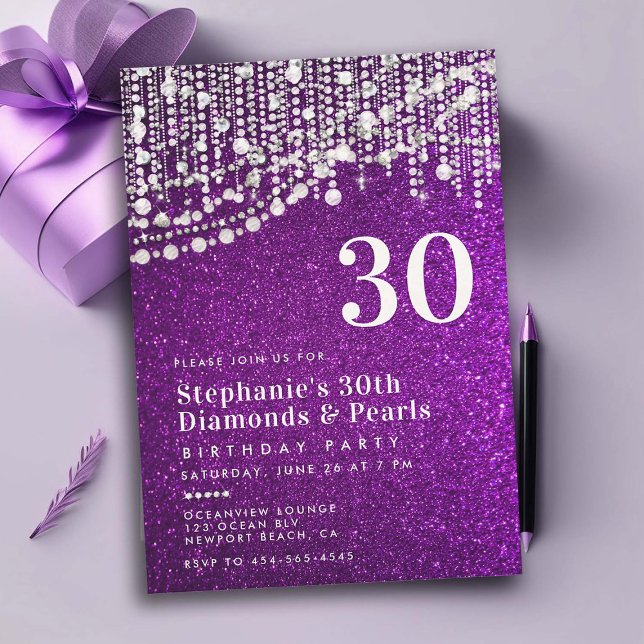 Invitación Diamonds Perlas Moda Purpurina púrpura 30 cumpleañ (glam diamonds and pearls 30th birthday invitations for women purple glitter elegant classy bling)