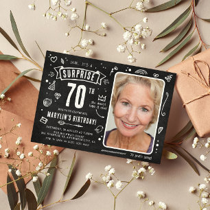 Invitación Dibujo en pizarra divertida sorpresa cumpleaños 70