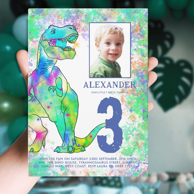 Invitación Dinosaur 3er cumpleaños Fiesta Foto Azul (Colorful dinosaur 3rd birthday party invitation with photo template unique T-Rex Dino watercolor )
