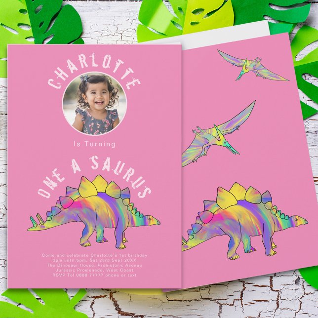 Invitación Dinosaurio 1.ᵉʳ Fiesta de cumpleaños (Dinosaur 1st birthday party pink invitation with photo template colorful watercolor stegosaurus )