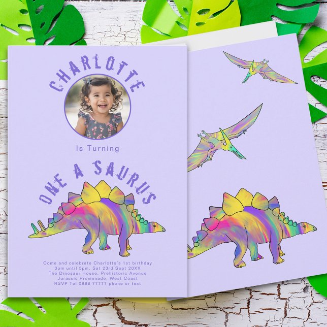 Invitación Dinosaurio 1er cumpleaños Fiesta morado (Dinosaur 1st birthday party invitation one-a-saurus colorful watercolor dino stegosaurus pterodactyl)