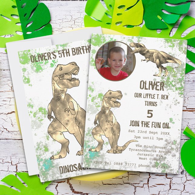 Invitación Dinosaurio 5º Partido de Cumpleaños T Rex Boys Fot (Dinosaur 5th birthday party invitation with photo template watercolor foliage and T-Rex dino)