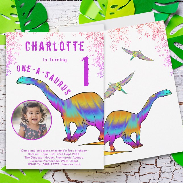 Invitación Dinosaurio Fiesta de cumpleaños 1 foto rosa (Colorful dinosaur 1st birthday party invitation one-a-saurus watercolor brontosaurus & pterodactyl )