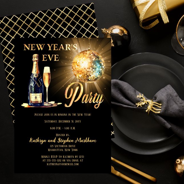 Invitación Disco y champagne Fiesta de Nochevieja de Oro Negr (Disco Ball and Champagne with Glass Black and Gold Tone New Year's Eve Party Invitation)