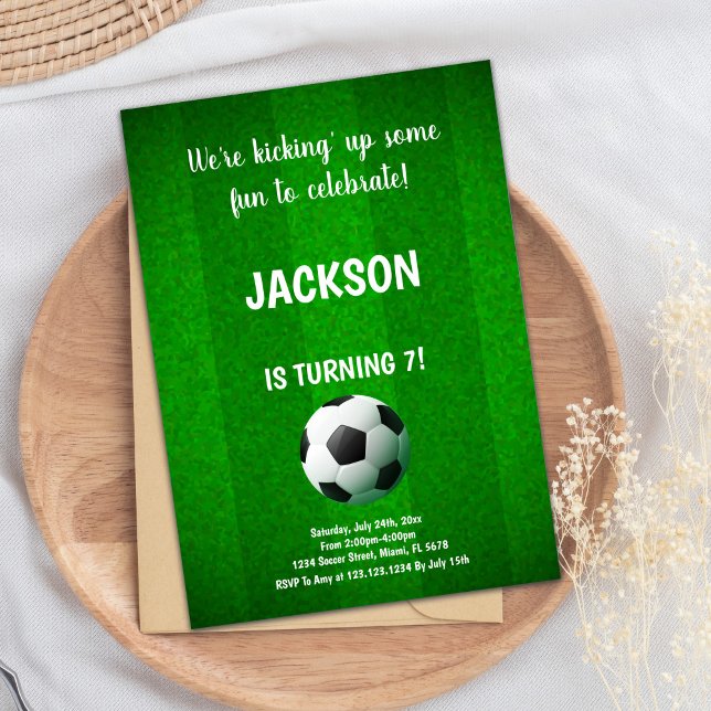 Invitación Diseño de Fiesta de deportes de línea de campo (Green With Line Soccer Birthday Invitations)