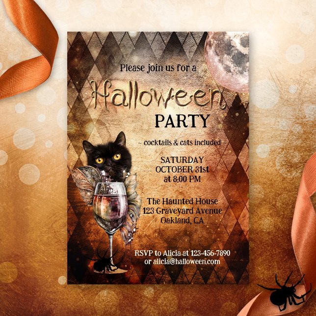 Invitación Divertida fiesta de Halloween con gatos y cócteles (Funny Halloween party invitation featuring a cute black cat with booze and witch feathers)