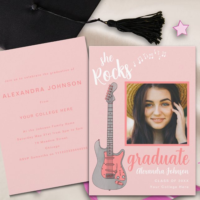 Invitación Divertido Día de Graduación de Escritura Rosa (Fun pink electric guitar graduate photo modern script graduation party invitation )