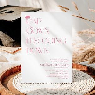 Invitación Diviértete con gorra y toga rosa y blanca, graduac