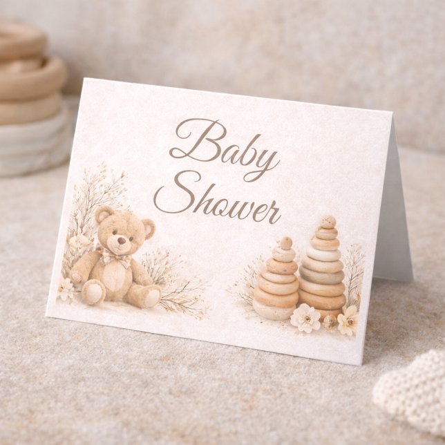 Invitación doblada para baby shower de Teddy Neutr (Soft beige tones with plush bear detail for a calm and beautifully styled baby shower)