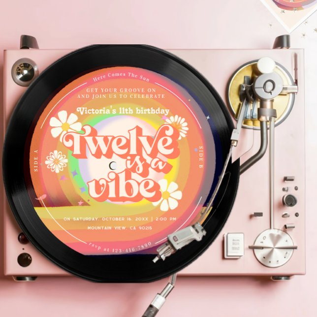 Invitación Doce es una margarita arcoiris retro de Vibe Groov (Subido por el creador)