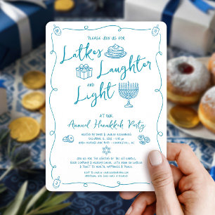 Invitación Doodle divertido de luz y risa de latke de Hanukka