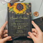 Invitación Dorado girasoles de campo madera de grano dulce di<br><div class="desc">Rústico país dulce dieciséis fiestas elegante plantilla de invitación sobre fondo de madera de grano marrón oscuro con grandes ramos de girasoles dorados amarillos, cuerdas de luces intermitentes y un falso guión de tipografía de oro. Fácil de personalizar con tus detalles! Puede optar por personalizar de los tipos de letra...</div>