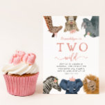 Invitación Dos animales salvajes de Safari Chica segundo cump<br><div class="desc">Invitación a la fiesta de segundo cumpleaños de animales de safari pequeños, alegres y divertidos, con ilustracion de animales de safari de jirafa, leopardo de las nieves, rinoceronte, león, elefante y cebra con flores rosas, coronas y gorras fiestas. El texto dice "XX es DOS salvajes". Perfecto para una fiesta de...</div>