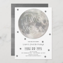 Dos años del niño blanco plateado de la luna