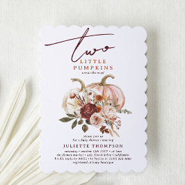 Invitación Dos calabazas pequeñas en el florecimiento otoño d