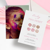 Dos donuts rosados dulces foto cumpleaños segundo