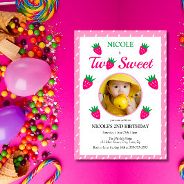Invitación Dos dulces Chicas de fresa de hierba dulce foto se