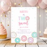 Invitación Dos dulces donut rosados segundo cumpleaños<br><div class="desc">Este adorable diseño presenta mis donuts dibujados a mano en colores pastel con espolvorines de confeti.</div>