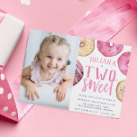 Invitación Dos dulces | Foto del Fiesta del segundo cumpleaño<br><div class="desc">Las amables invitaciones para fiestas de segundo cumpleaños incluyen "[el nombre] es dos dulces" con los detalles de tu fiesta debajo,  rodeados por ilustraciones de donut acuarelas en tonos rosas. Añade una foto del chica de cumpleaños para completar este diseño dulce y caprichoso.</div>