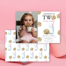 Dos dulces galletas y leche niña cumpleaños